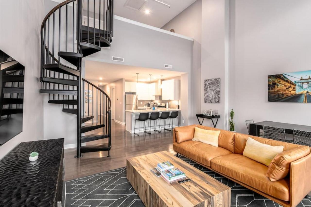 Soaring 2-bedroom Parkside Loft Walkable To It Hébergement de vacances
