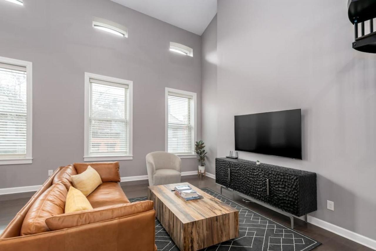 Soaring 2-bedroom Parkside Loft Walkable To It Hébergement de vacances *