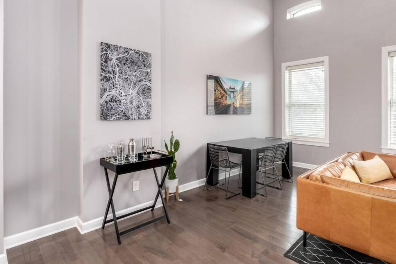 Soaring 2-bedroom Parkside Loft Walkable To It Hébergement de vacances *